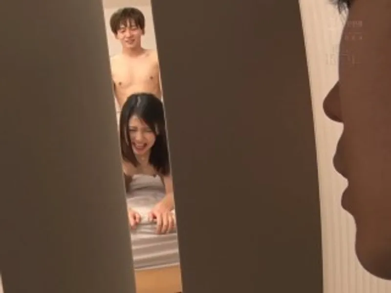 Thanh niên đang lén lút với chị nhà kề bên thì anh gã chồng về...