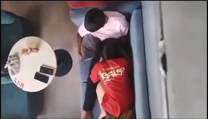 Quay lén cô bạn gái liếm liếm cho eny nơi công cộng