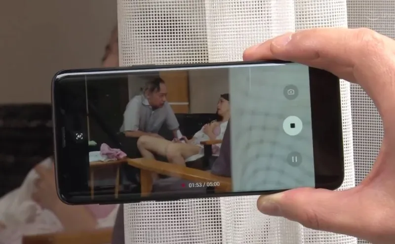 Vợ của con trai gian díu với bố anh xã bị gã tiền bối khu phố phát hiện